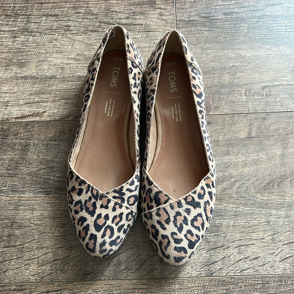 Women’s TOMS brand leopard Julie flats, size 7.5, hardly worn
